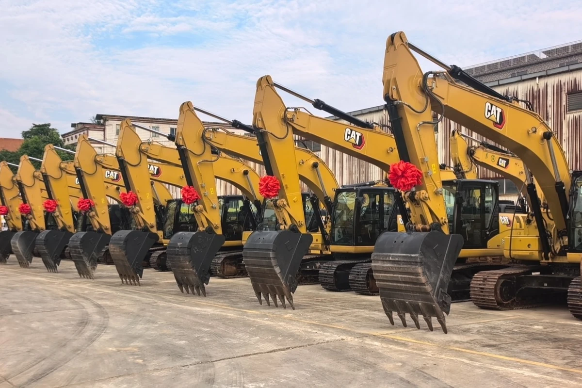 Heavy Caterpillar excavator fleet during the construction machinery industry exchange event
