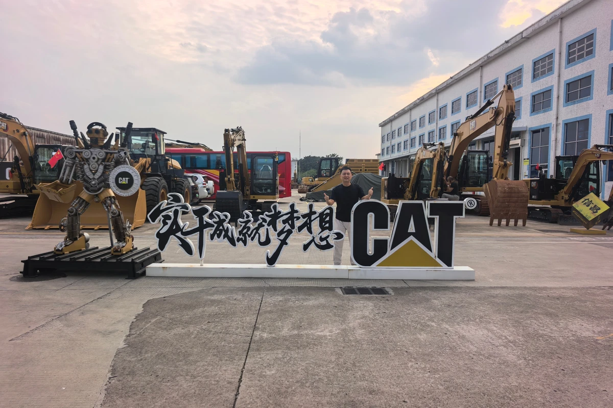 JR Seal General Manager Zhenhui Lei visiting the Caterpillar authorized dealer facility