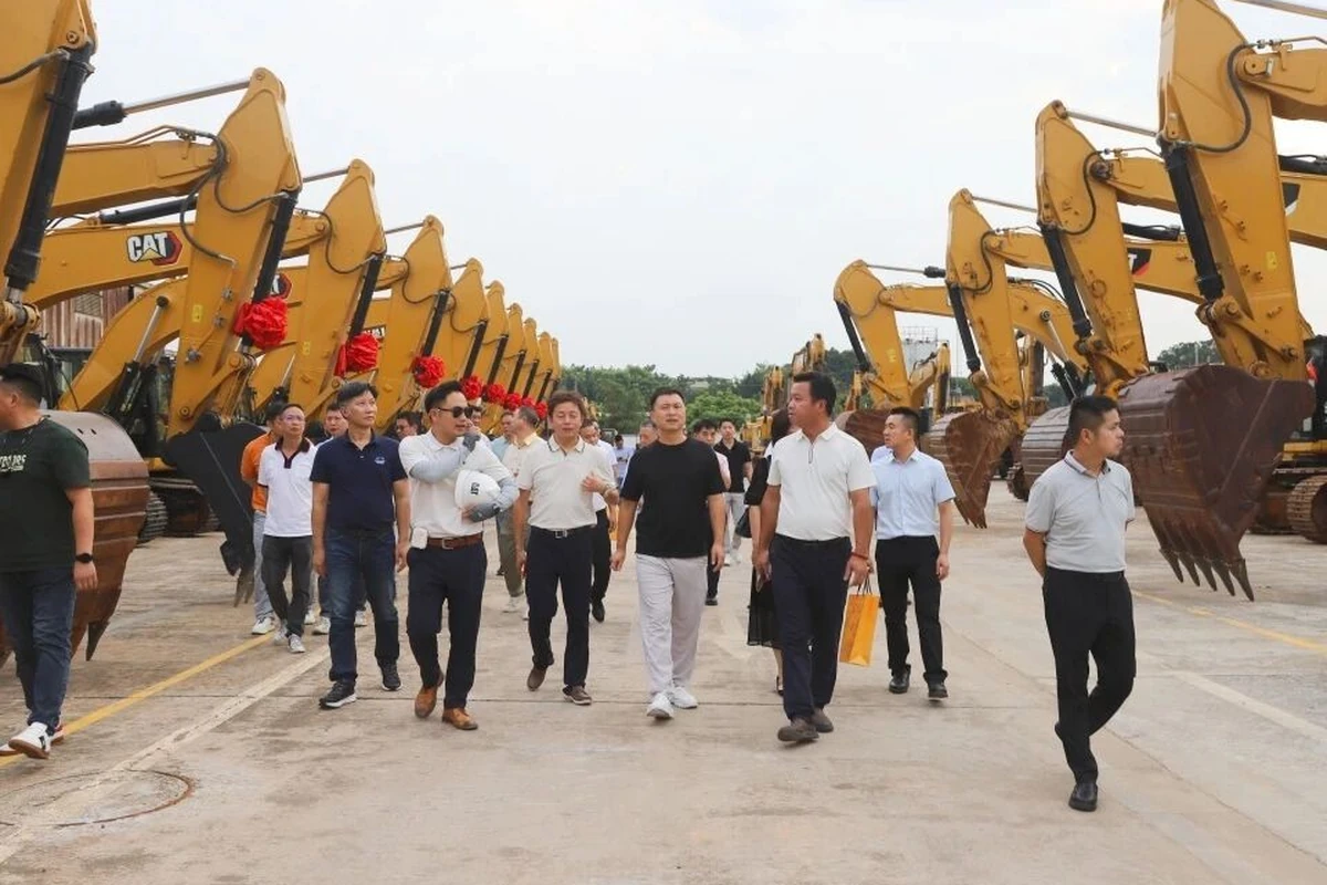 JR Seal General Manager Zhenhui Lei and industry association leaders tour Caterpillar equipment facility